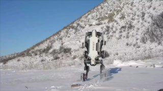 רובוט רב-תכליתי Lynx M20 מחברת Deep Robotics הסינית בתנאי שלג וקור...