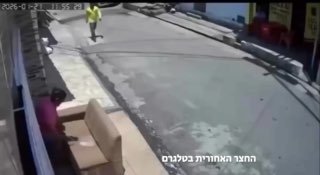 השאירה את המיטה להתייבש בחוץ 😂...