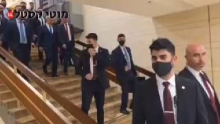 מוטי קסטל: רה"מ נתניהו לשאלתי מה הוא אומר הערב לאלו שצעקו "בכל...