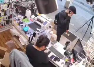 צפו: לפני זמן קצר בתל אביב בחור נכנס לחנות טלפונים ברחוב...