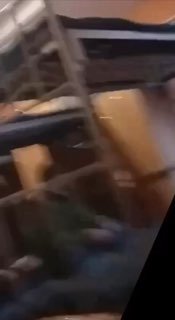 מגייסים אוקראינים מכים מגויס מהרחוב במרכז גיוס....