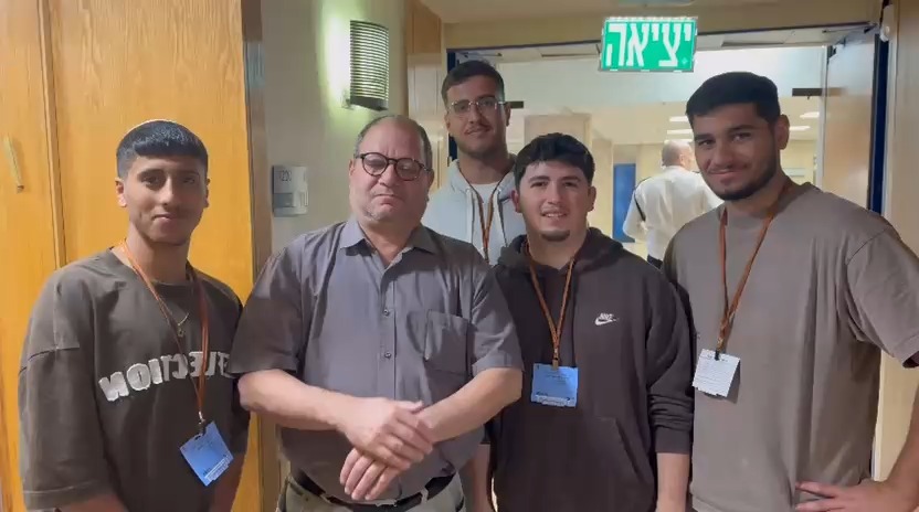 כמה בחורי ישיבה רצו לעשות סרטון ברכה פרודי עם עופר כסיף אז...