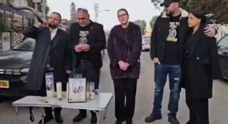 משפחת גויאילי לפני היציאה לשורה. השיירה תצא ב-10:30 משורה...