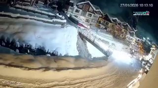 מצלמות אבטחה תיעדו מפולת שלגים אדירה בקשמיר, שבהודו 🇮🇳...