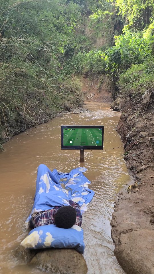 רק צופה בטלוויזיה 👀...
