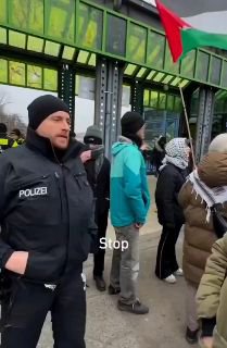 שוטר בברלין מסביר למכשפה כי המשפט ...