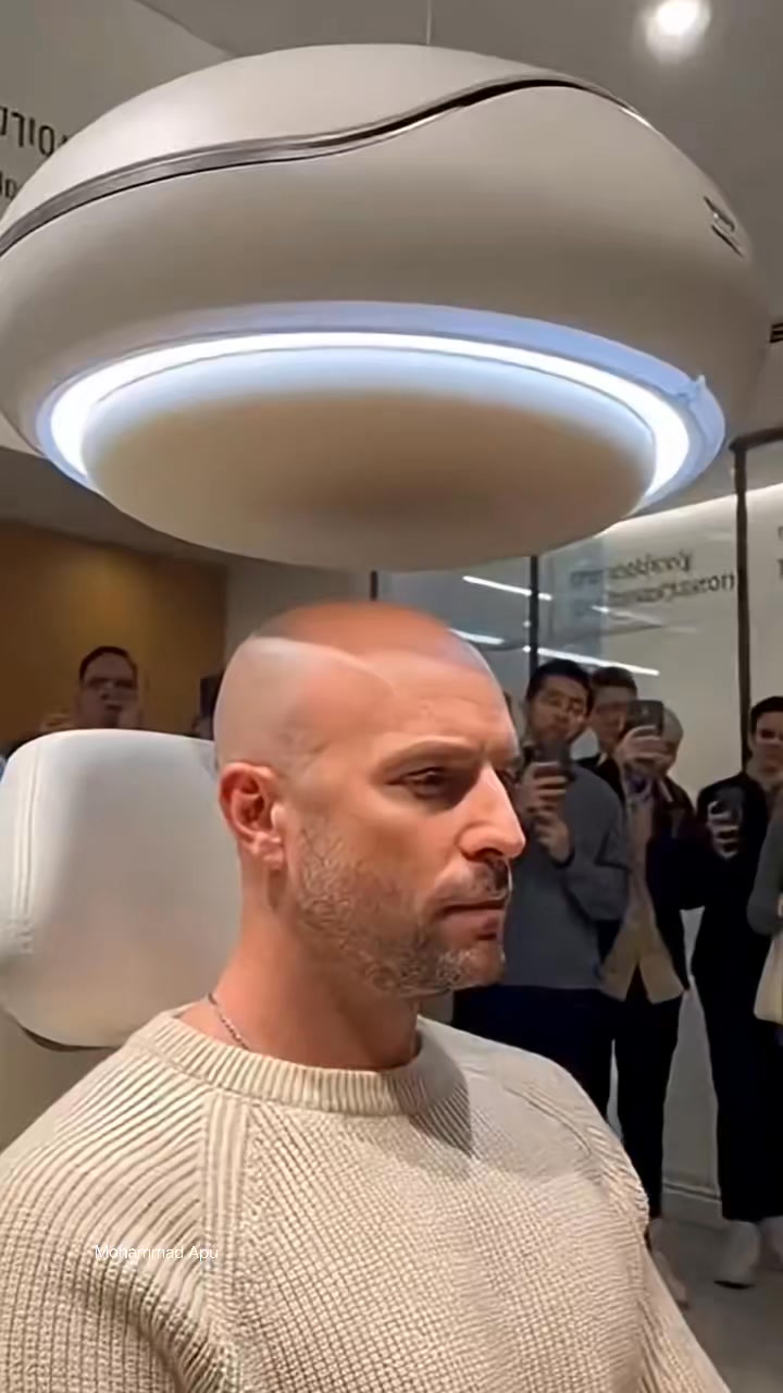 הם נתנו לו לבדוק את מכונת השיער הזו משנת 2030 בציבור 😳...