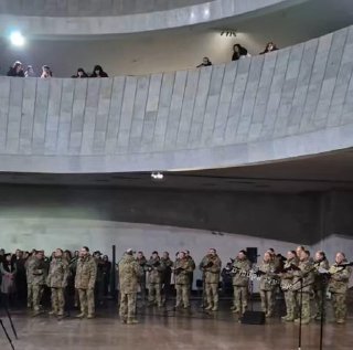 קייב, אוקראינה: חיילים אוקראינים בלהקה צבאית מבצעים את "אלי...