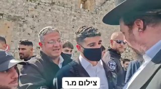 סיפור מוזר: שוטר חרדי נתן דו״ח לרכב ליד הכותל, לכאורה הנהג...