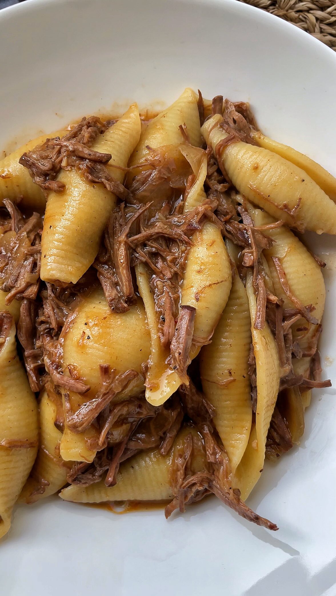 ⁨פסטה צדפים גדולות ואסאדו בשר מפורק ברביקיו שום ודבש...