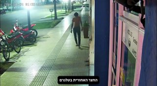 עובר אורח תוקף ללא סיבה אבא עם ילדה....