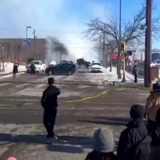 כוחות ICE ירו שוב במפגינה במיניאפוליס, ופגעו בה עם תחמושת לא...