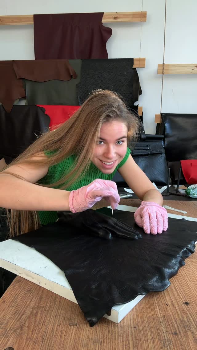 **Hand Off 2026** - קולקציה חדשה של Kalina המשלבת הטבעת עור מעודנת ועבודת...