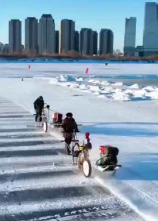 מיליוני לבני קרח מנהר סונגהואה נערמים כמו לגו ויוצרים את עיר...