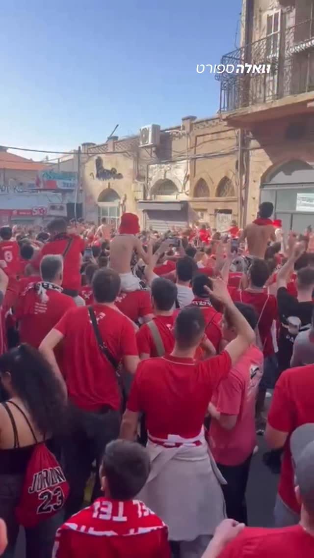 ⁨ אוהדי הפועל תל אביב בתהלוכה אדירה לפני המשחק מול נתניה 🔴⁩...