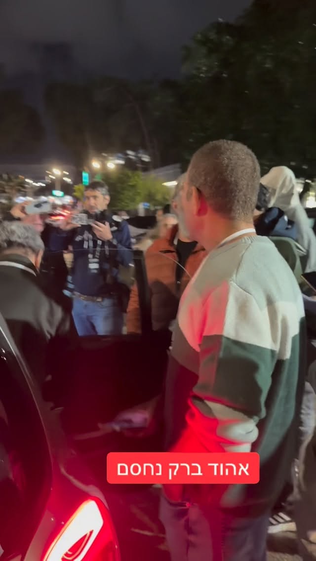 מרדכי דוד חוסם את אהוד ברק...