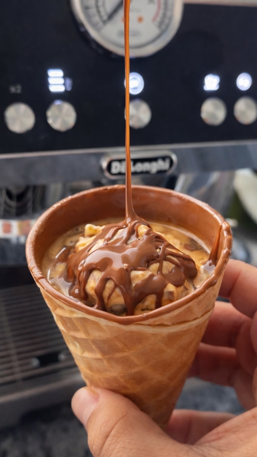 ⁨ ⁨טרנד האספרסו בגביע מכירים? אז הפעם אפוגטו בגביע גלידה עם...