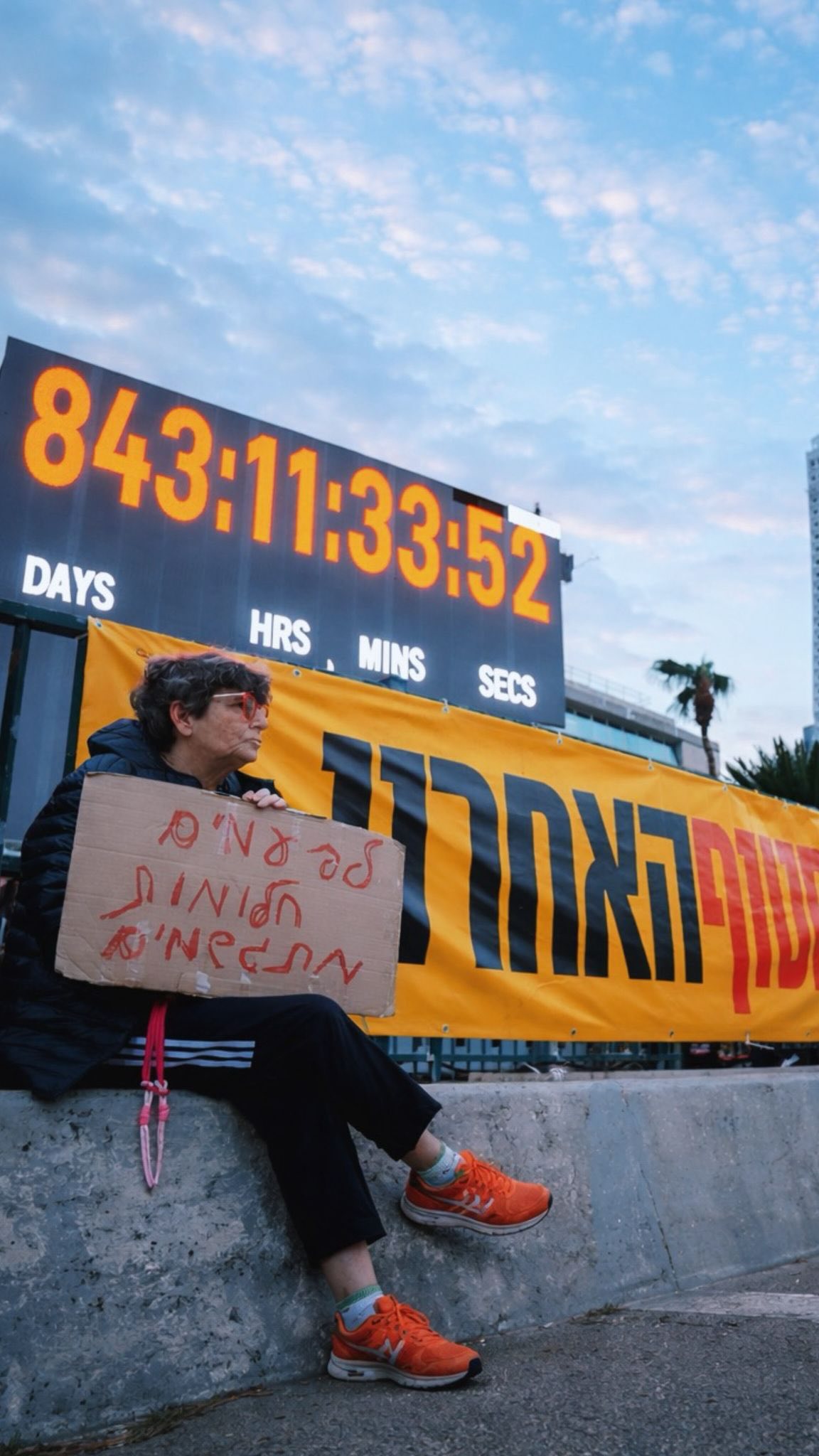 בהתרגשות שיא ועם דמעות בעיניים, המונים ספרו יחד לאחור לכיבוי...