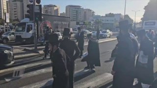 מפגינים מנסים לחסום את הכביש ליד הבקו״ם בתל השומר...