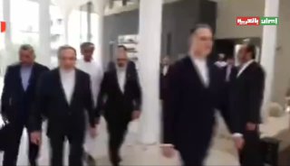 שר החוץ האיראני עבאס עראקצ'י ומשלחתו בדרך למו"מ במוסקט...