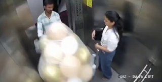 הודו: בלוני גז התפוצצו בתוך מעלית שניות לפני סגירתה; התקרית...