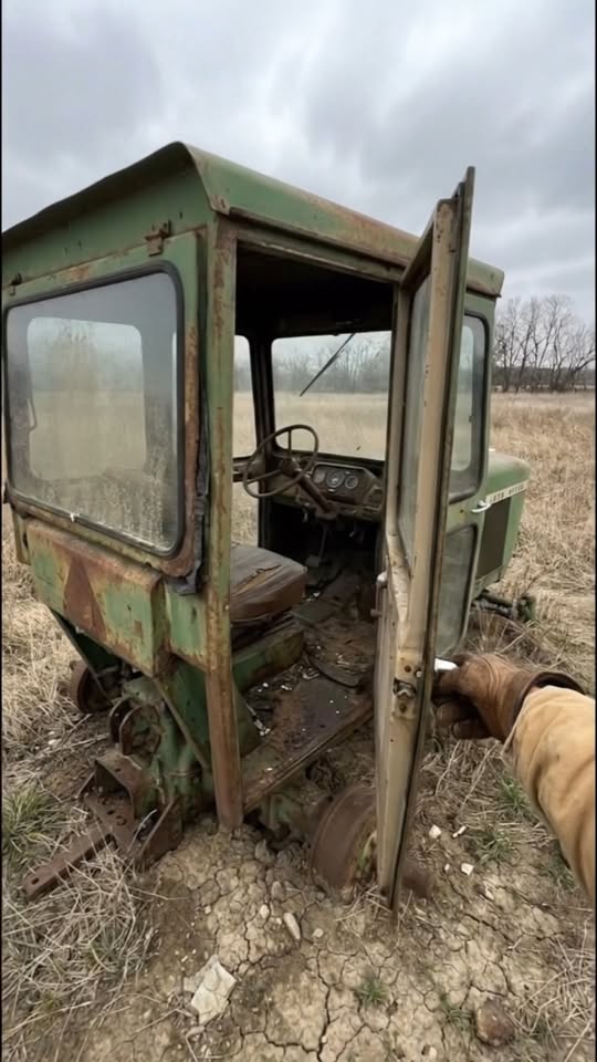 טרקטור חקלאי נטוש משנות ה-70. מתחת? 20 שנות אספקה ​​להישרדות. כל...