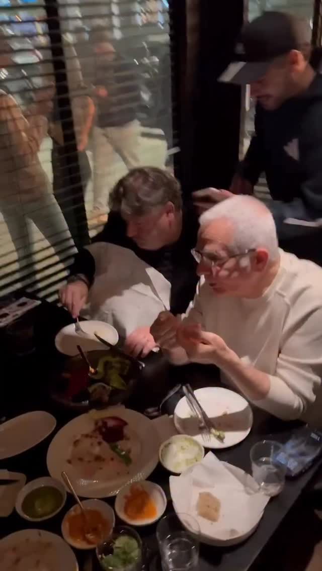 עוד זווית צילום של מרדכי דוד מגיע לרני רהב...