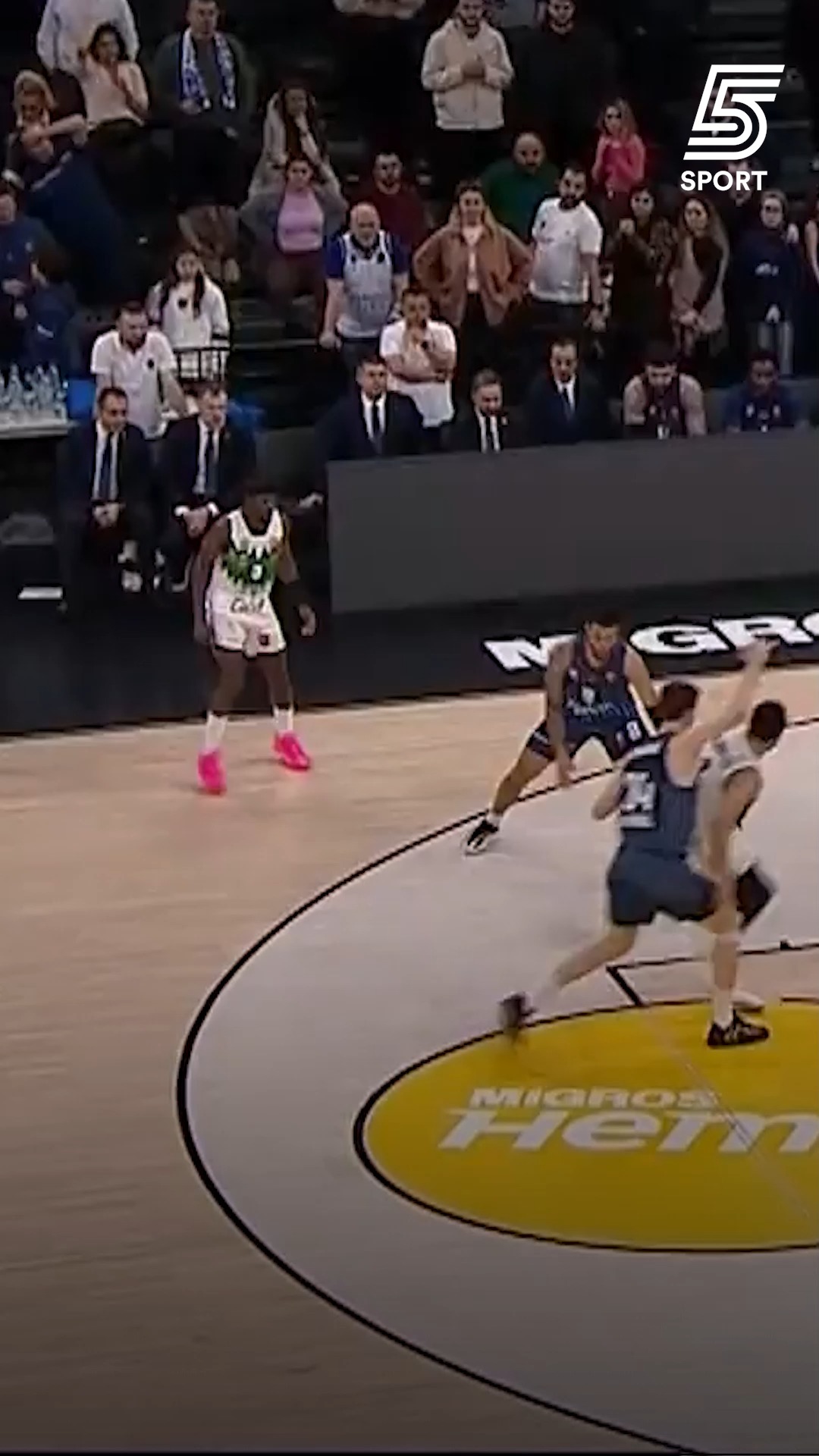 איזה דאנק מטורף של קאי ג'ונס😱...