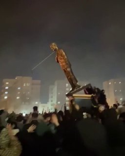 הפלת פסלו של קאסם סולימני בימי ההפגנות באיראן....