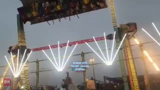 מתקן שעשועים עמוס באנשים קרס במדינת הריאנה בהודו. שוטר אחד...