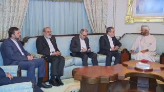 בעומאן מפרסמים צילומים המראים את משלחות ארה״ב ואיראן נפגשות...