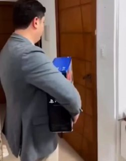 מת עלייך כפרה! איזה מתנה!!! וואוווו!! 😅...