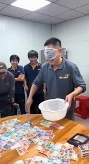 זה אני אוסף את כל הבונוסים של סוף השנה בעבודה! ☝️🏻😅🤣...