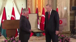 המלך עבדאללה בביקור בטורקיה מעניק לארדואן את מסדר חוסין בן...