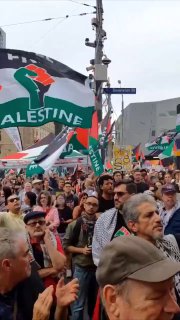 ‏״לא יכולים לשתוק כשפושע מלחמה במדינה שלנו״ - מפגינים נגד...