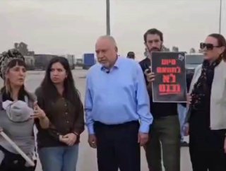 שר הביטחון לשעבר אביגדור ליברמן עם פעילי תנועת צו 9 במעבר כרם...