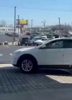 מטוס קטן שביצע נחיתת חירום על כביש מהיר בג'ורג'יה, ארה"ב, עצר...