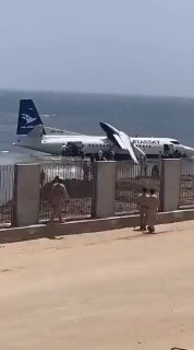 דרמה בסומליה: מטוס ועליו כ-50 נוסעים התרסק סמוך לחוף הים – כל...