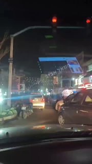 ומנגד תומכי המשטר קוראים: "מוות לארה"ב מוות לישראל, מוות...