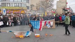 דגלי ישראל וארצות הברית נשרפו בצעדת יום השנה למהפכה האסלאמית....
