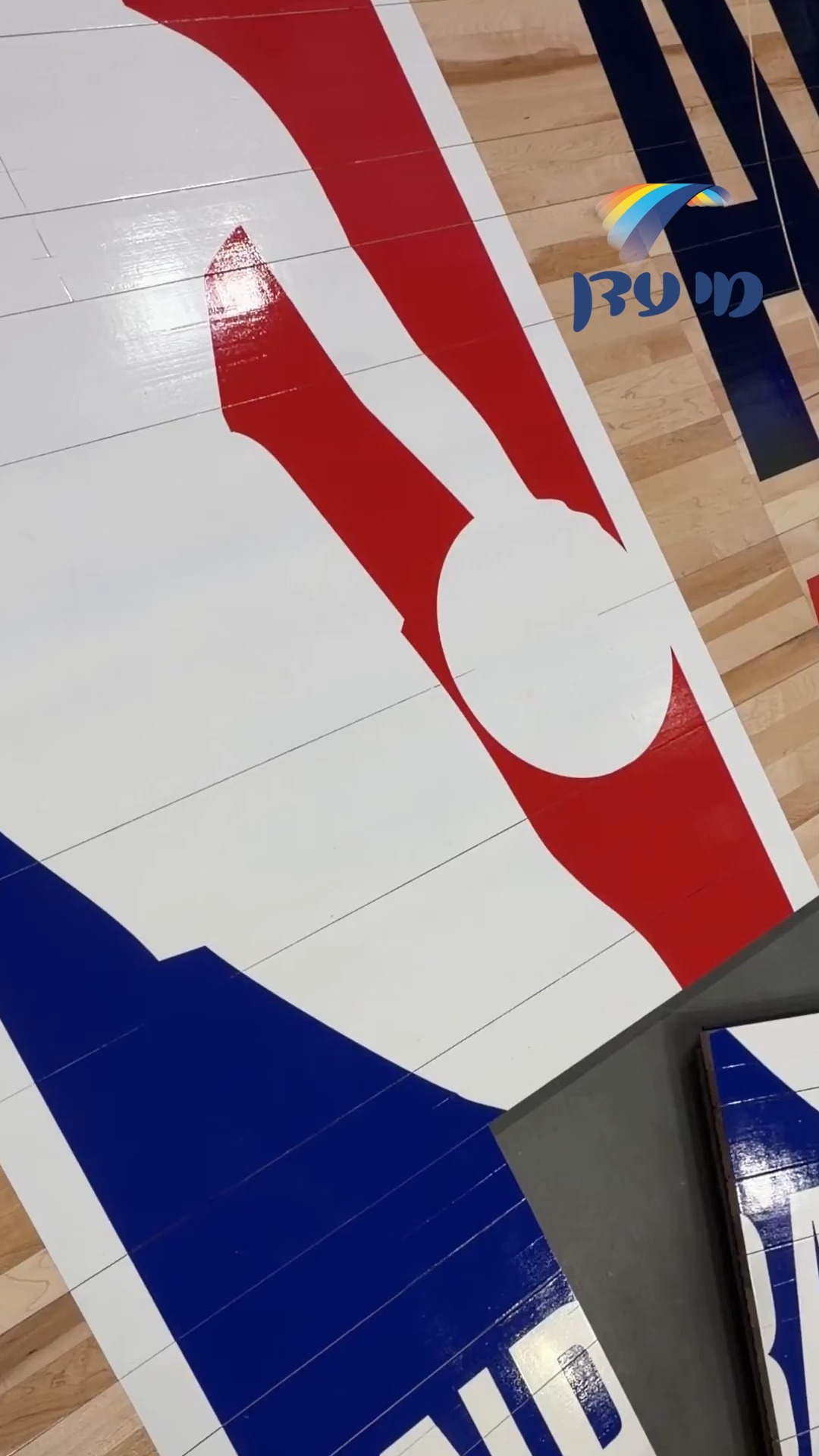 אולם האולסטאר כבר מוכן ועדיין לא נתפס שדני הולך להיות חלק...