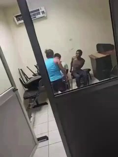 אמא הגיעה להעניש את הבן שלה אחרי שנתפס על גניבה...