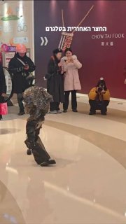 התיעוד הזה מגיע אלינו מסין. רובוט תוקף בני אדם....