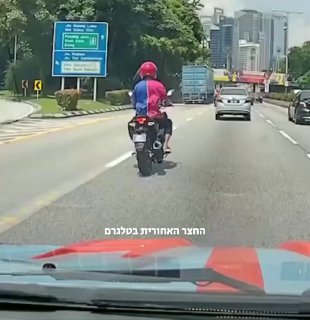 התיעוד הזה מגיע אלינו ממלזיה. גלגל עף באמצע הנסיעה...