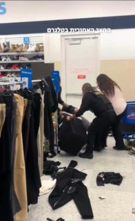 יום רגיל בחנות בארצות הברית....