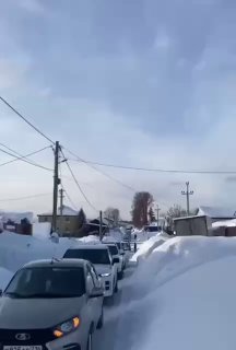 אישה שנהגה במונית חסמה את המעבר של תריסר מכוניות שניסו לעקוף...