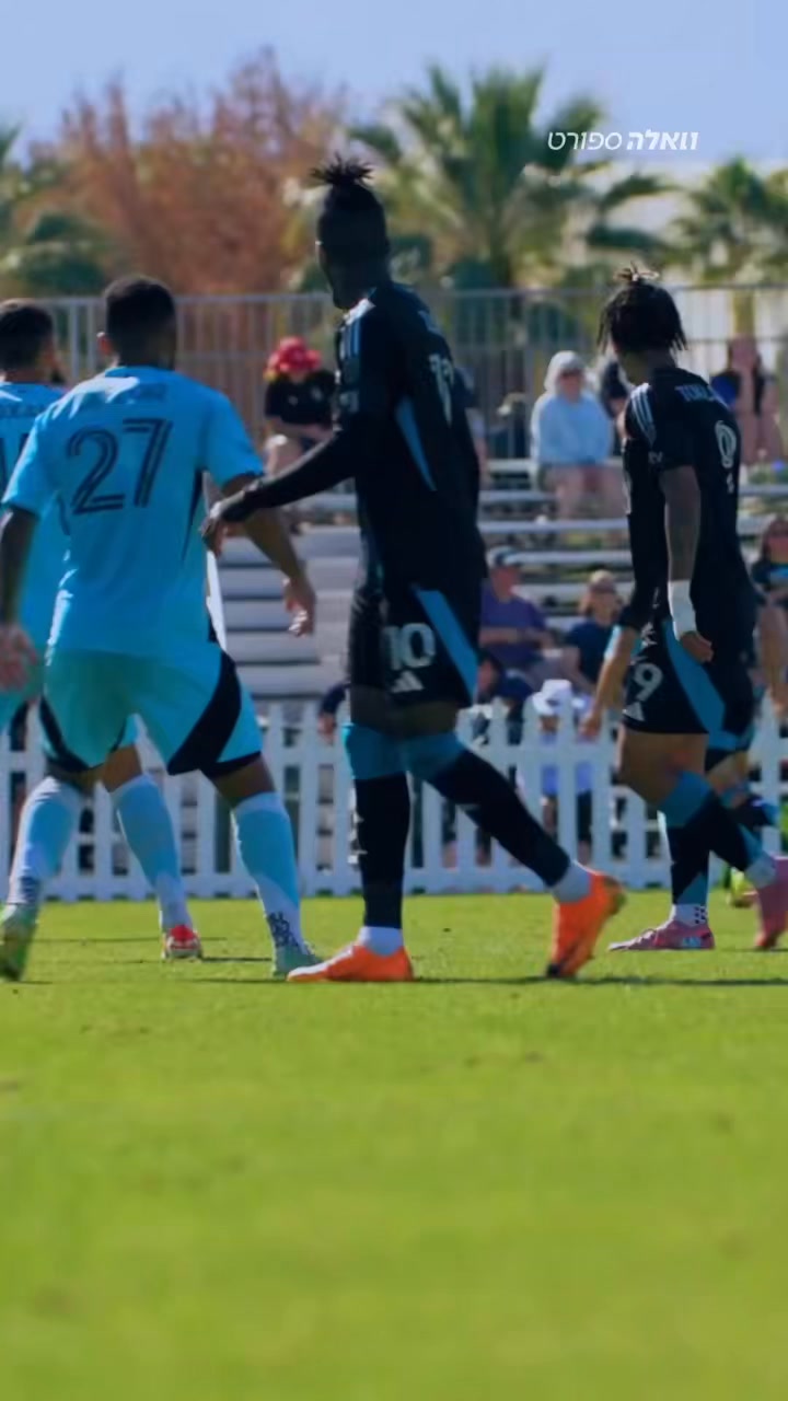 עידן טוקלומטי עם מספרת אדירה במשחק ההכנה של שארלוט על...