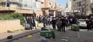 חיילות מחולצות מבני ברק...