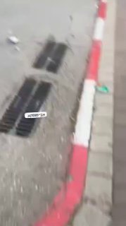 שוטרים עם אלות מטיחים נער אל הקרקע: תיעוד מהדרמה בבני ברק בשעה...