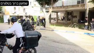 בני ברק -שוטרים מכים עם אלות...